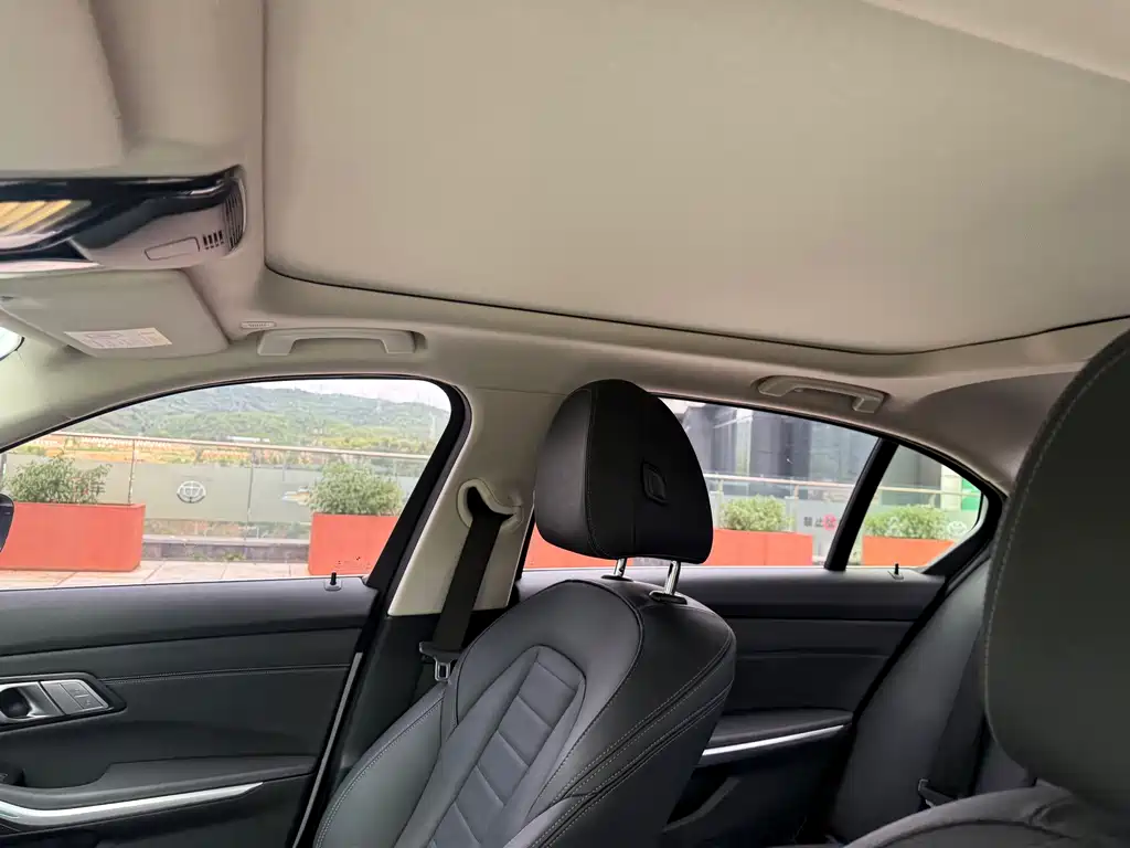 BMW 3 Series 2019 — фото 30