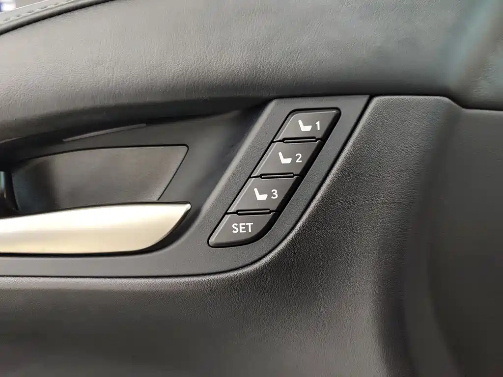 Lexus LX 2017 — фото 16