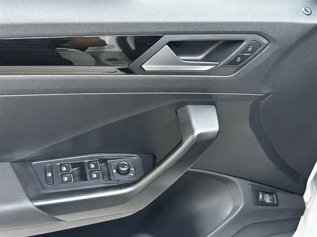 Volkswagen T-Roc 2023 — фото 19