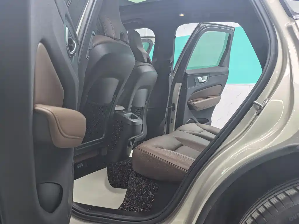 Volvo XC60 2023 — фото 10