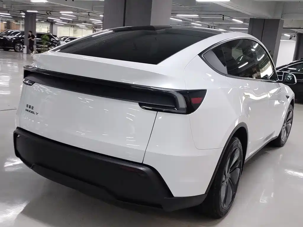 Tesla Model Y 2026 — фото 8