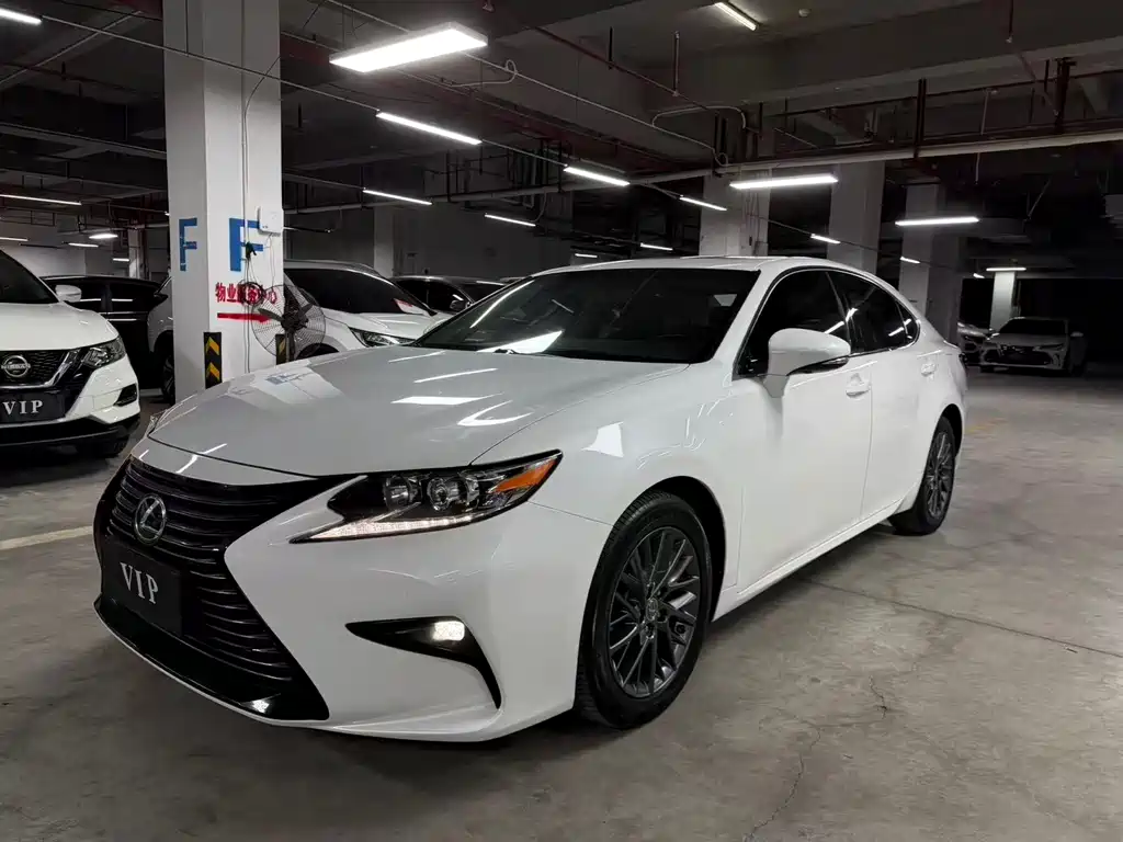 Lexus ES 2017 — фото 1