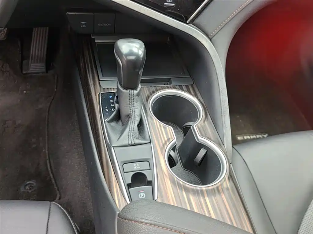 Toyota Camry 2018 — фото 14