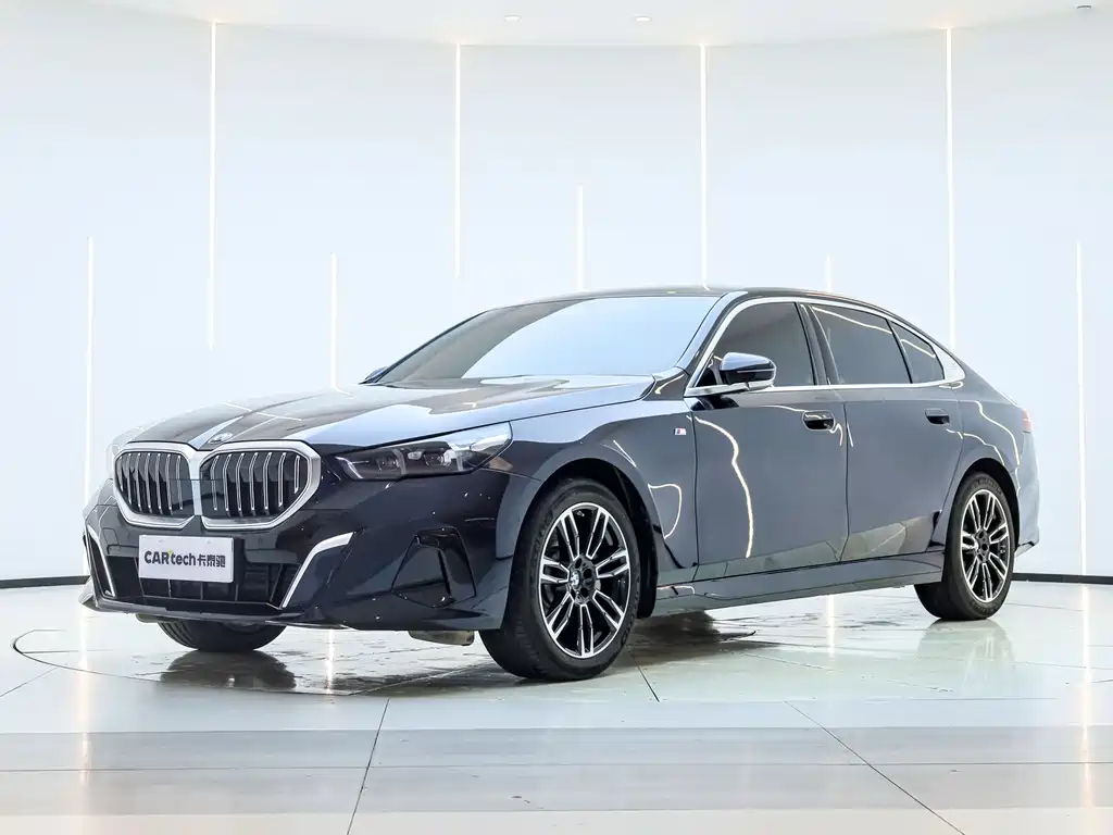 BMW 5 Series 2025 — фото 1