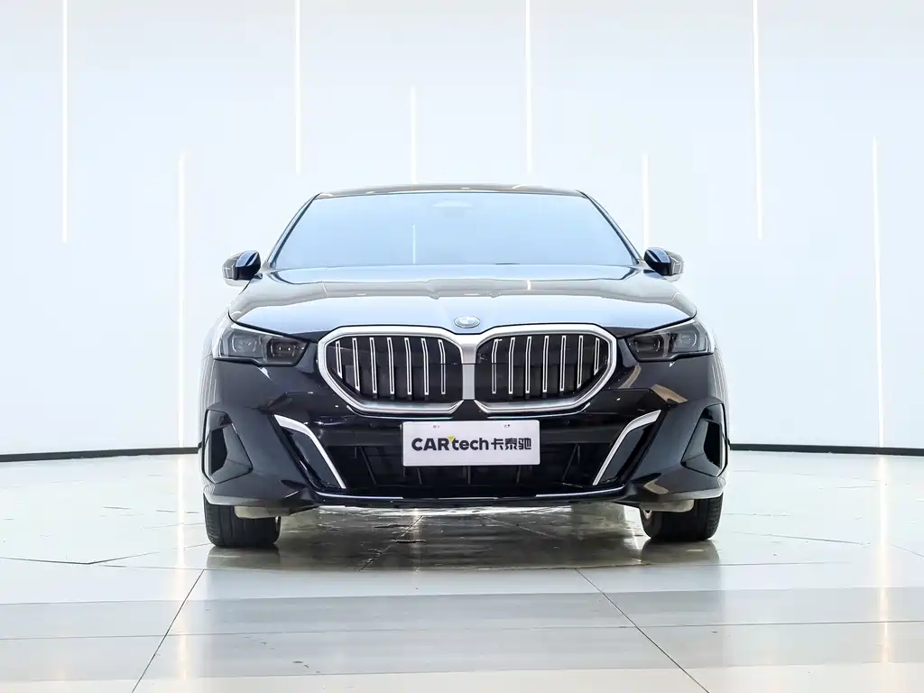 BMW 5 Series 2025 — фото 2