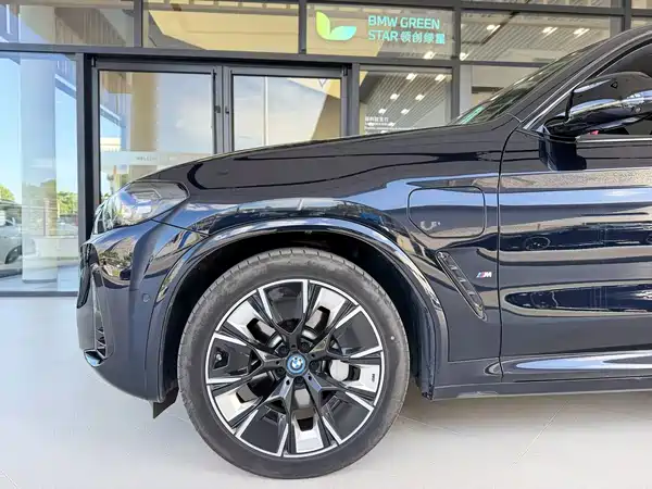BMW iX3 2025