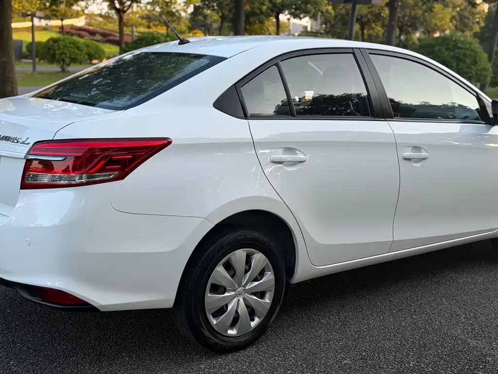 Toyota Yaris L 2022 — фото 17