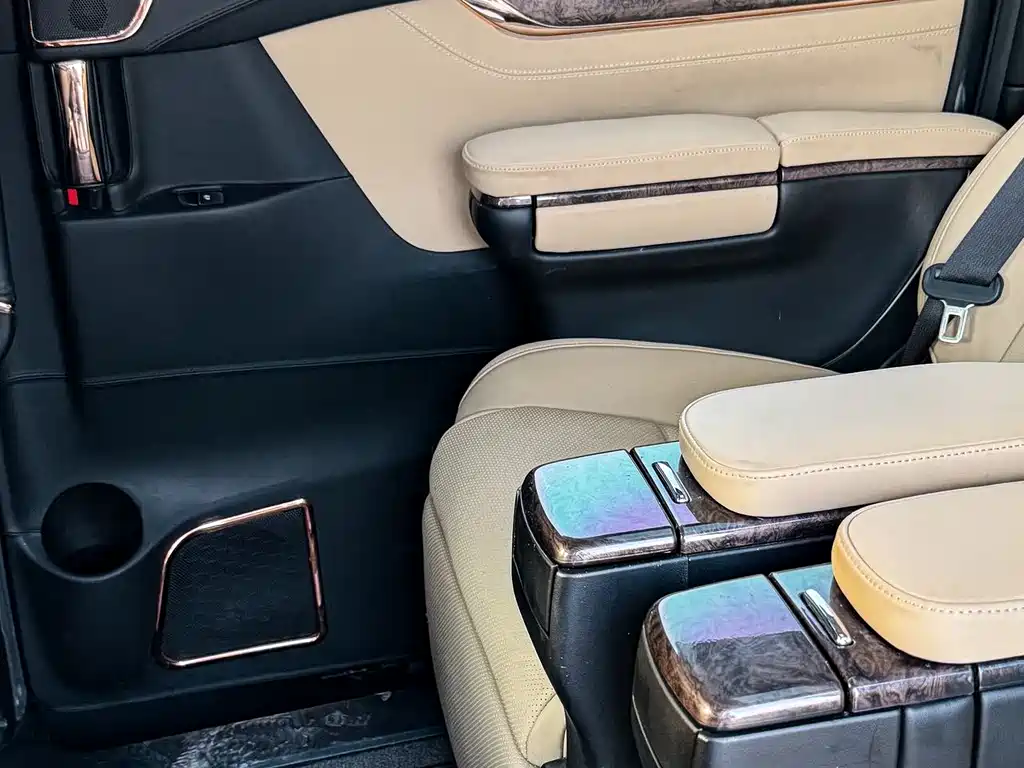 Toyota Alphard 2023 — фото 16