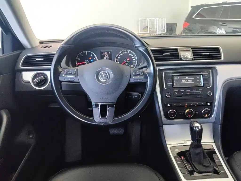 Volkswagen Passat 2017 — фото 11