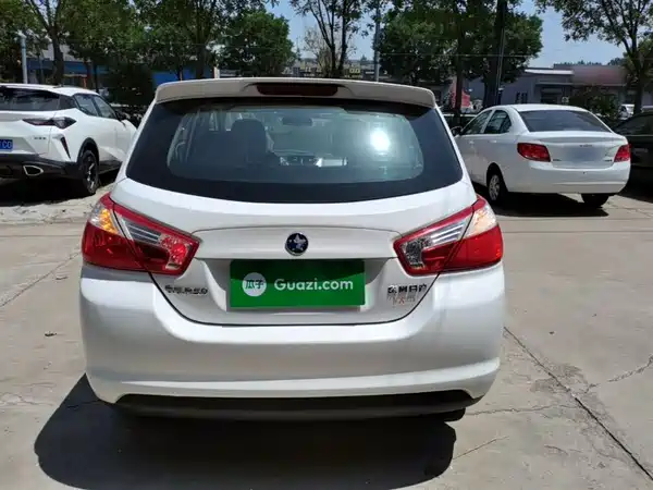 Venucia R50 2015