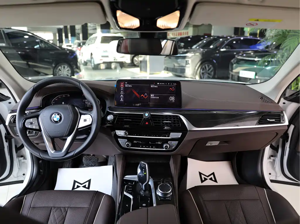 BMW 5 Series 2021 — фото 12