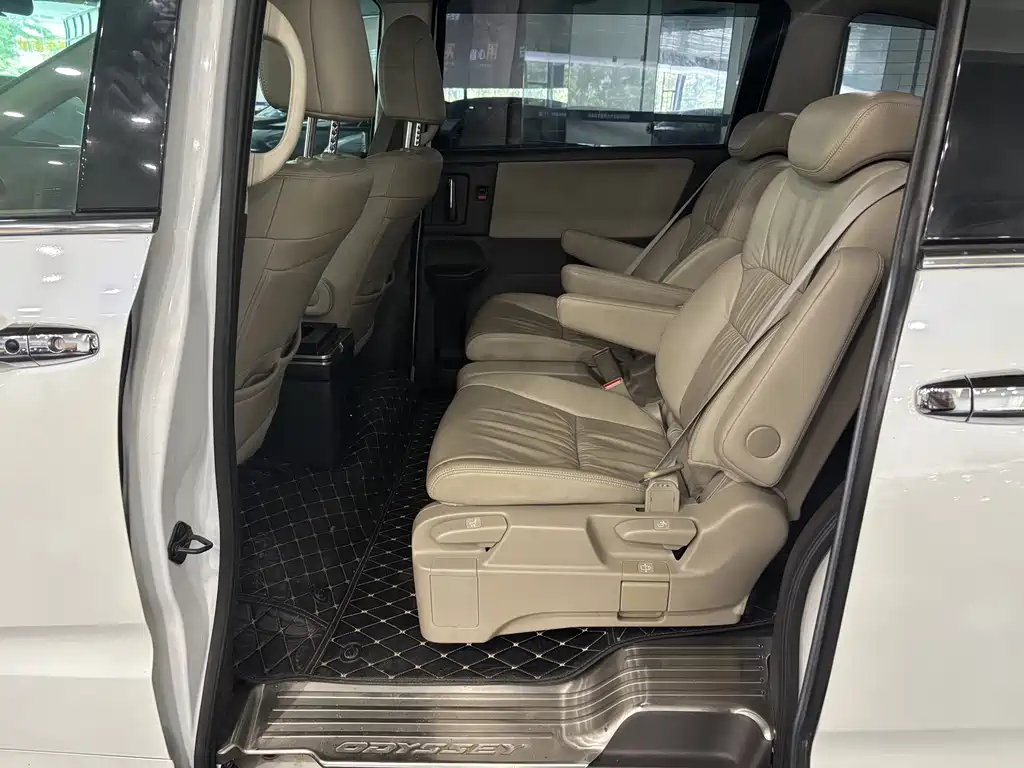 Honda Odyssey 2017 — фото 12