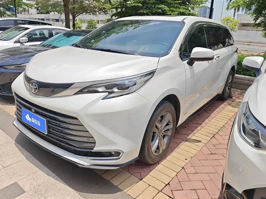 Toyota Sienna 2024 — фото 1