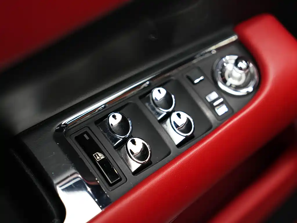Rolls-Royce Dawn 2017 — фото 25
