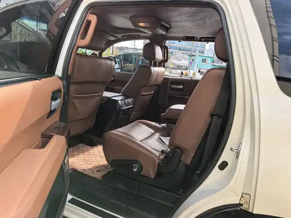Toyota Sequoia 2010