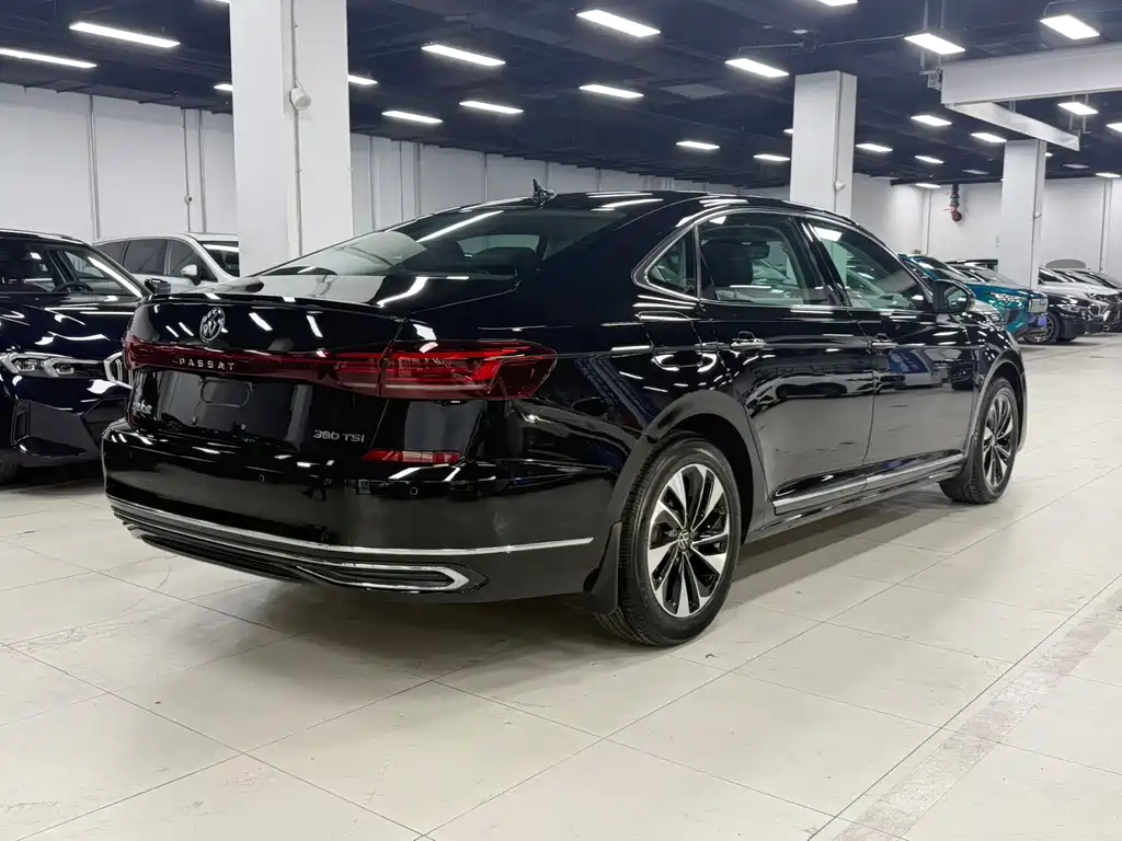 Volkswagen Passat 2023 — фото 4