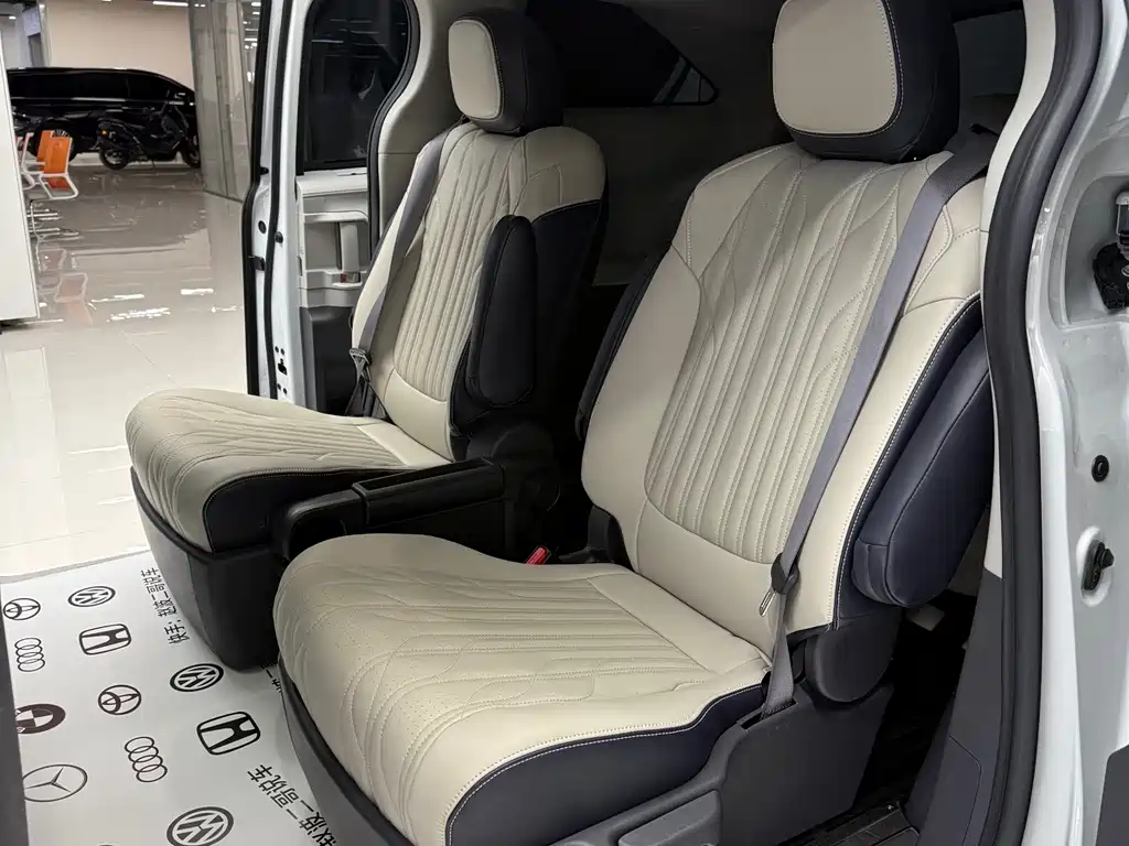 Toyota Sienna 2023 — фото 13