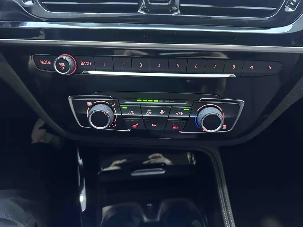 BMW 1 Series 2021 — фото 12