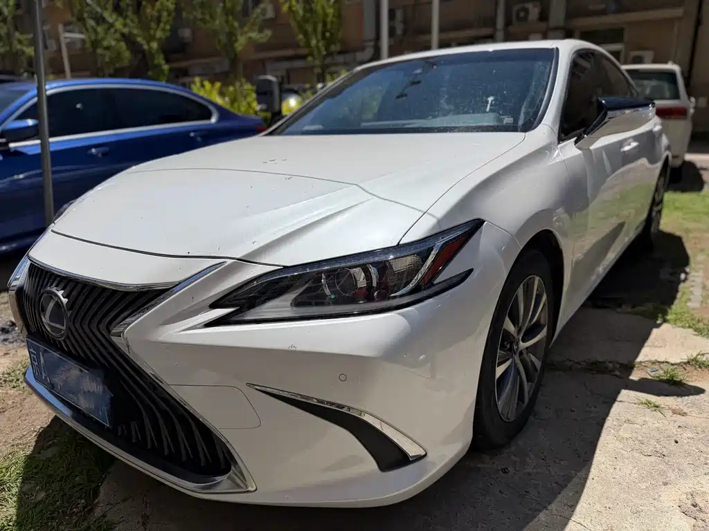 Lexus ES 2021 — фото 1