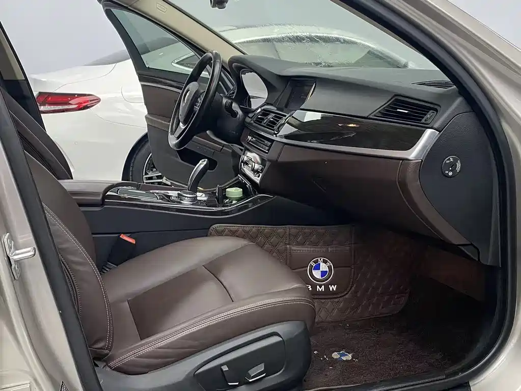 BMW 5 Series 2017 — фото 10