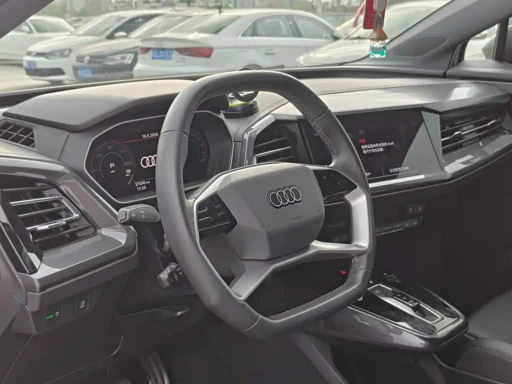 Audi Q4 e-tron 2024 — фото 12