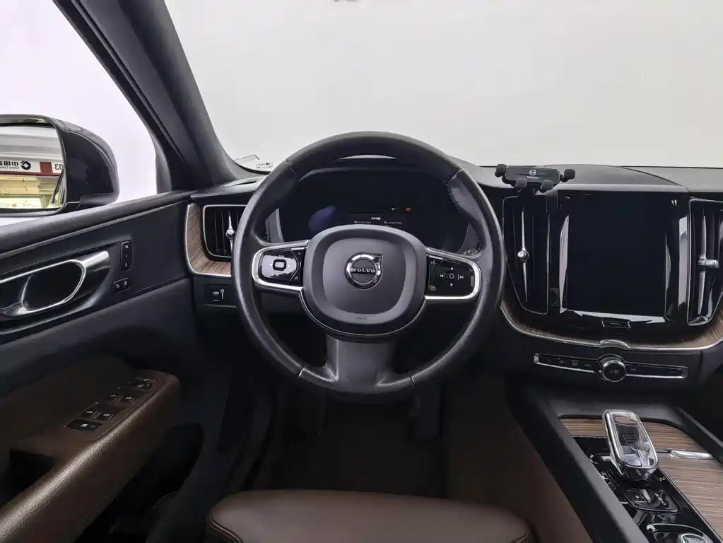 Volvo XC60 2022 — фото 10