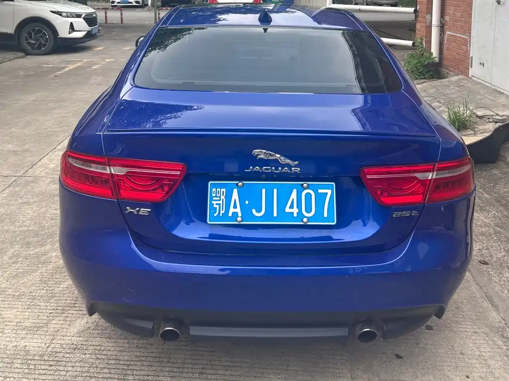 Jaguar XE 2017 — фото 13