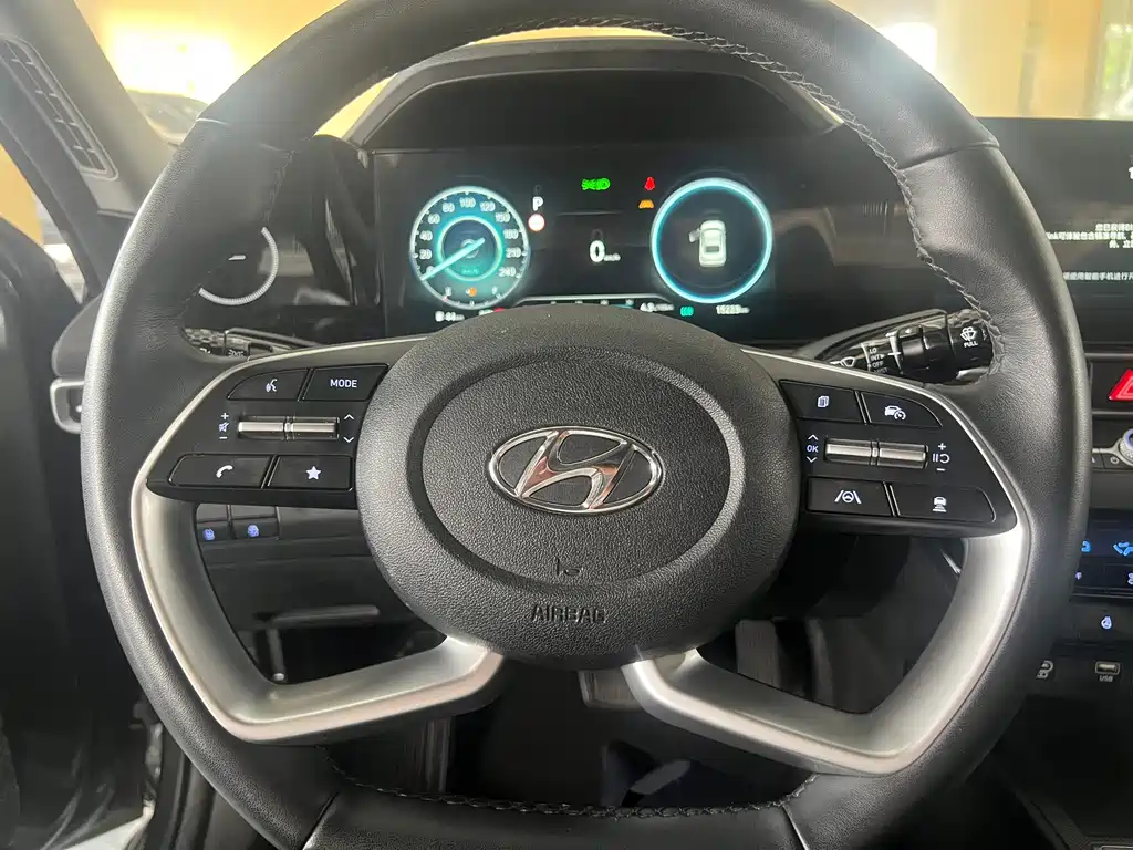 Hyundai Elantra 2023 — фото 19