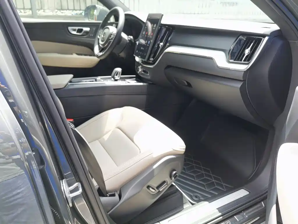 Volvo XC60 2025 — фото 21