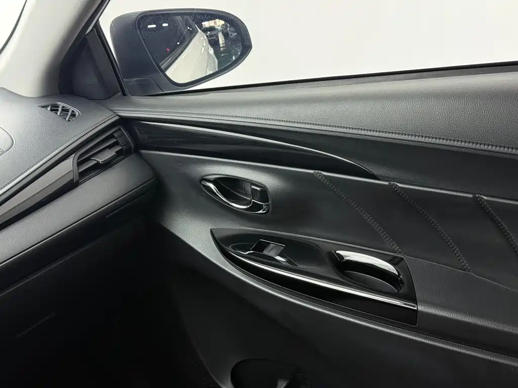 Toyota Yaris L 2022 — фото 10