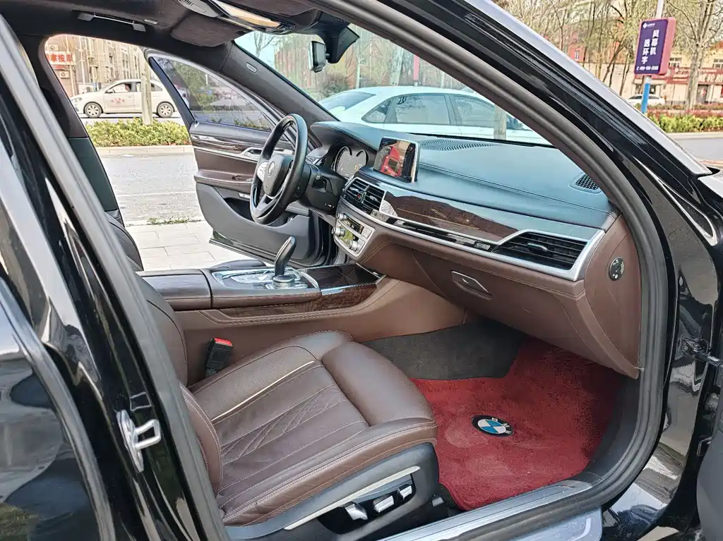 BMW 7 Series 2017 — фото 12