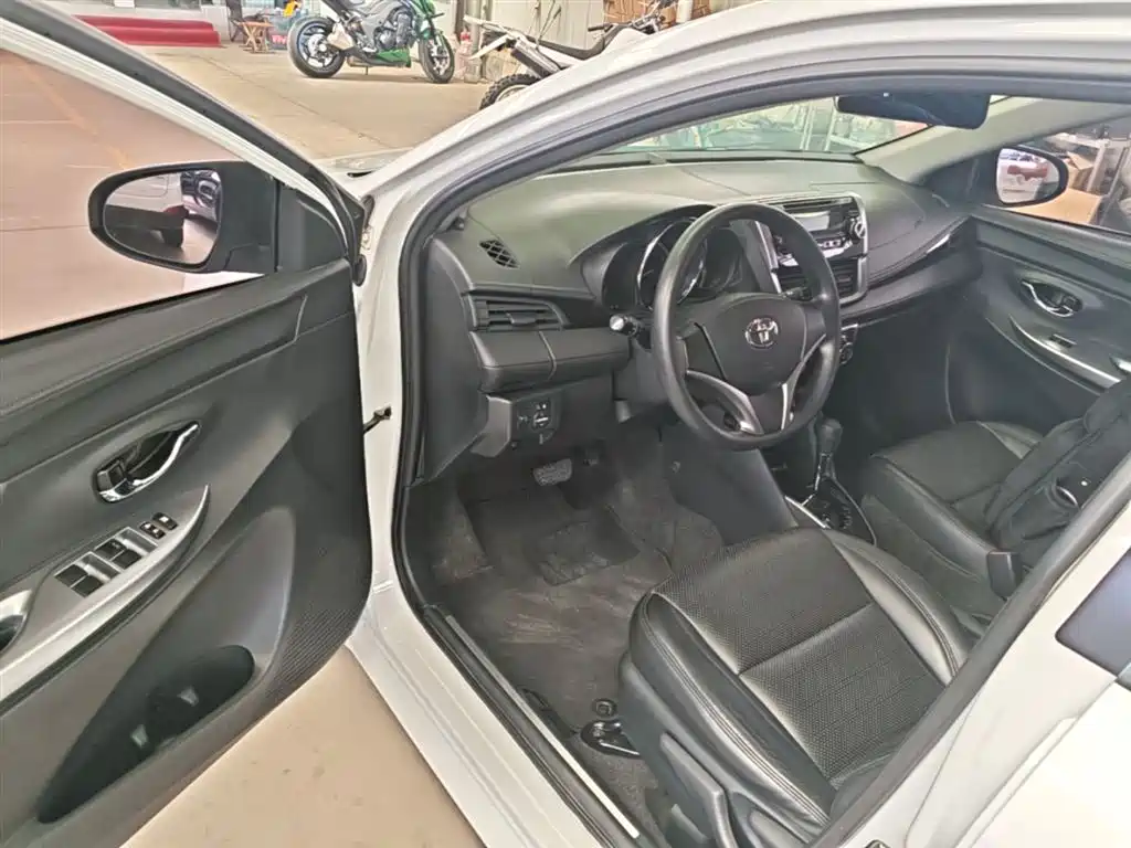 Toyota Yaris L 2017 — фото 16