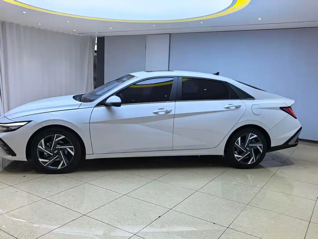 Hyundai Elantra 2023 — фото 23
