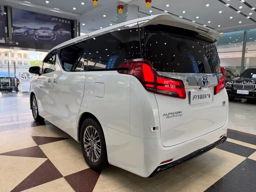 Toyota Alphard 2022 — фото 29