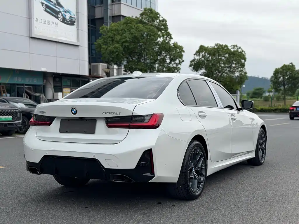 BMW 3 Series 2025 — фото 17
