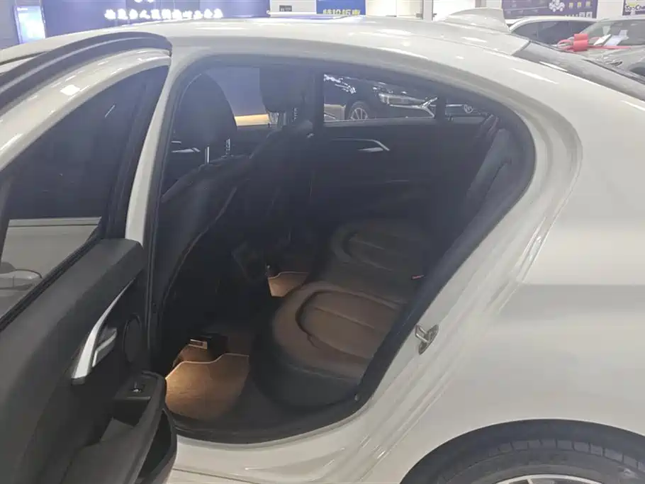 BMW 1 Series 2018 — фото 11