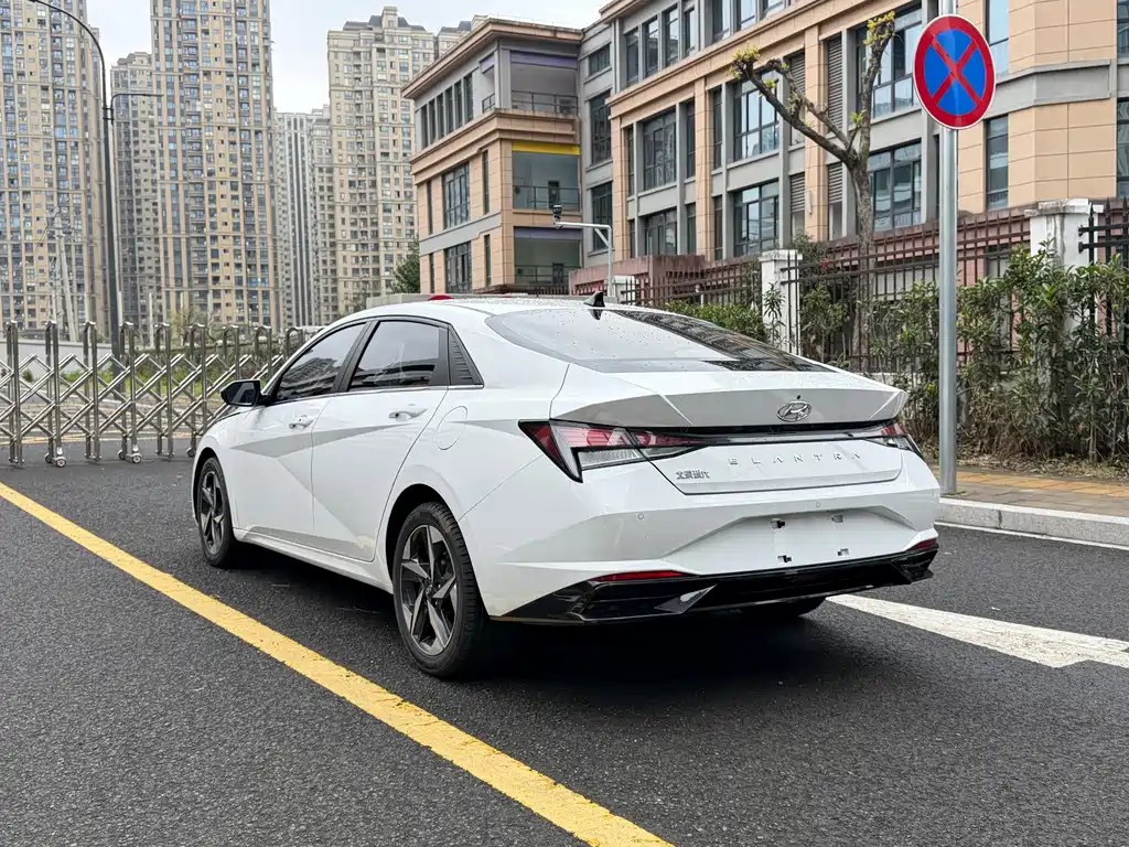 Hyundai Elantra 2023 — фото 4