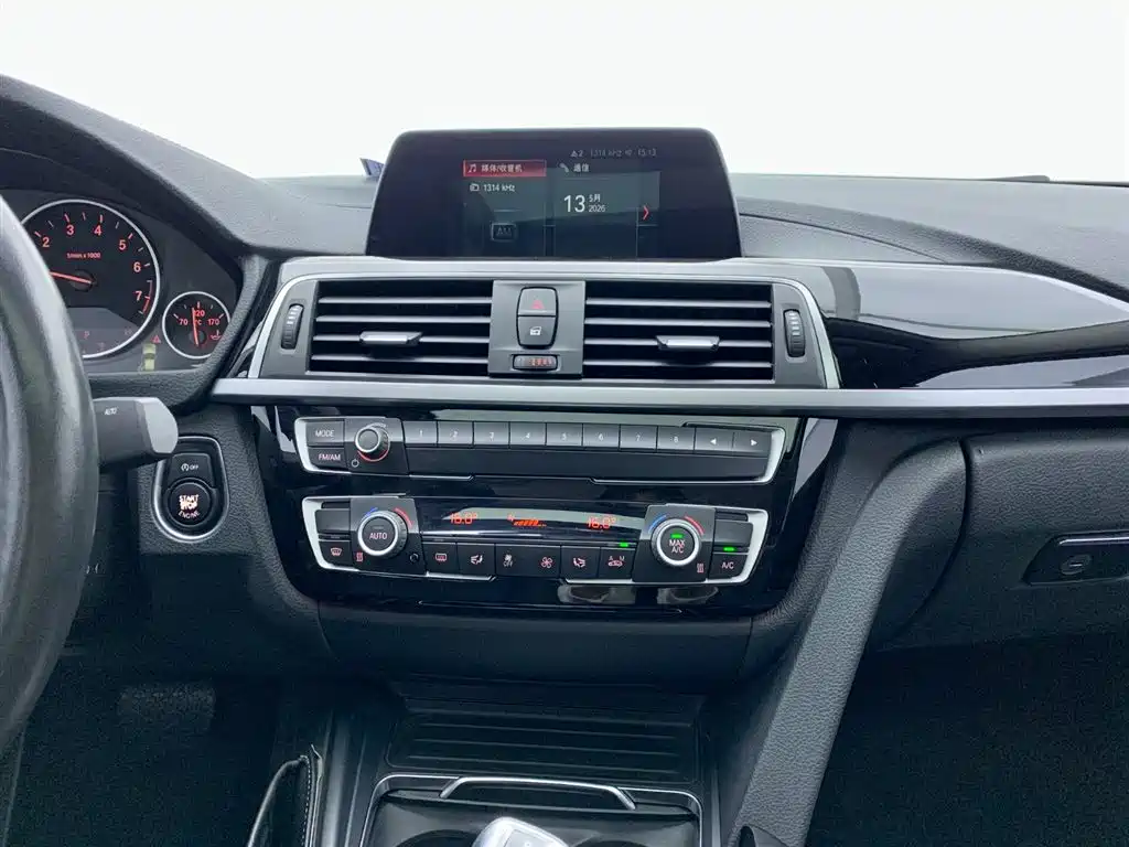 BMW 3 Series 2018 — фото 21