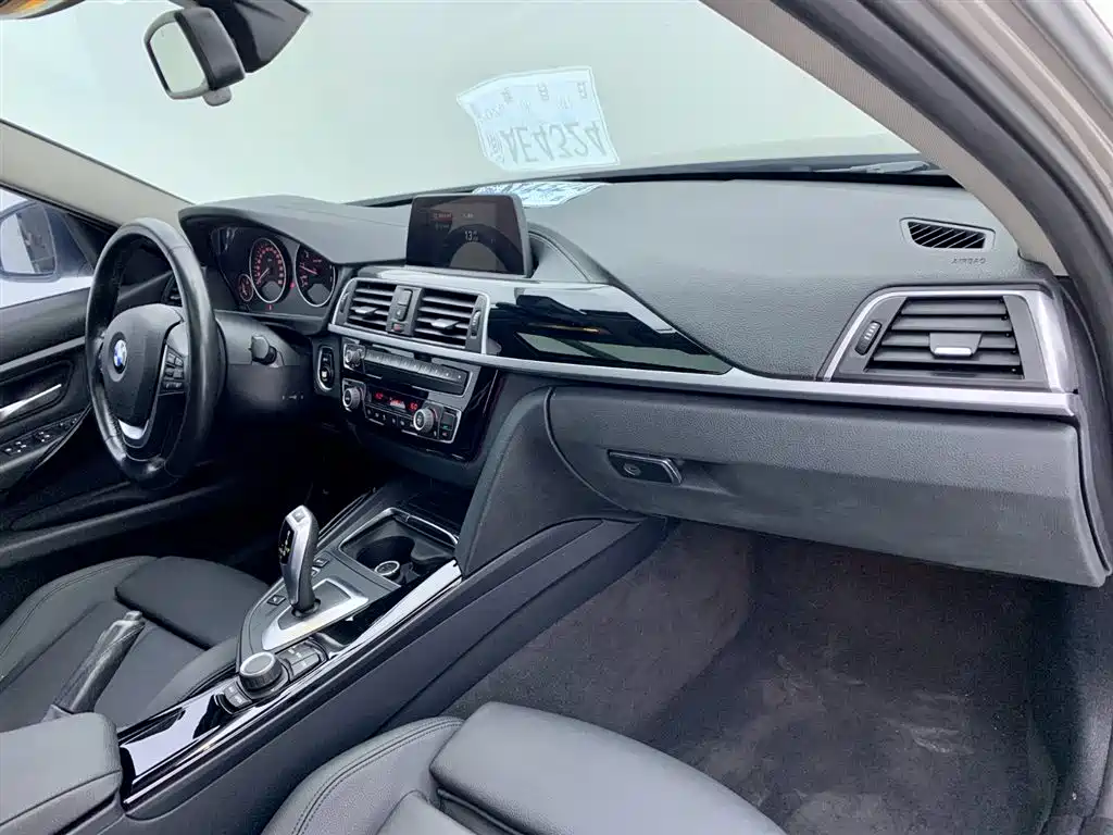 BMW 3 Series 2018 — фото 16