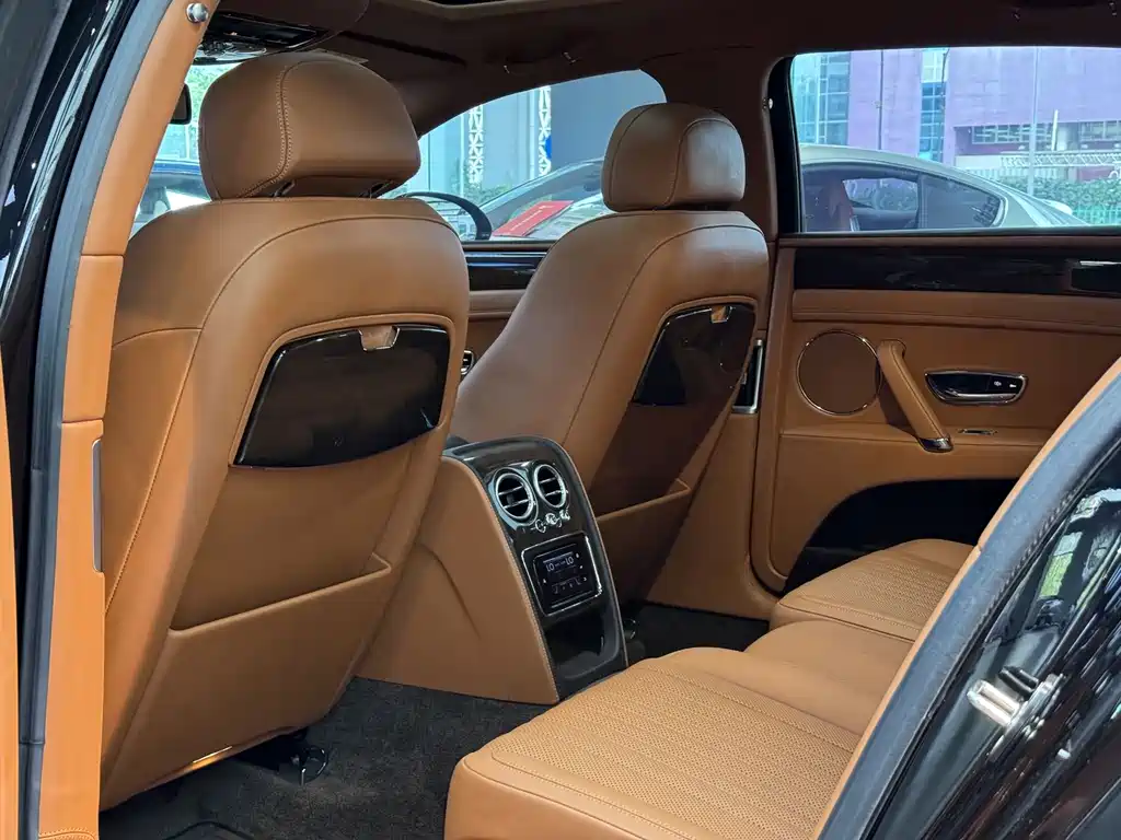 Bentley Flying Spur 2018 — фото 16