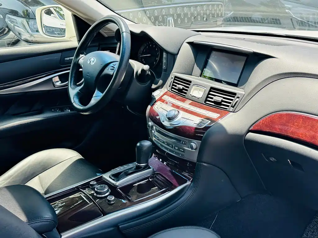 Infiniti Q70 2015 — фото 23