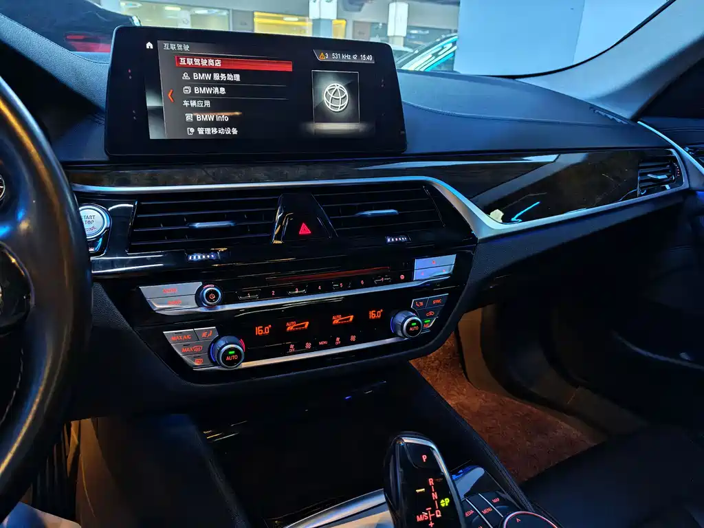 BMW 5 Series 2018 — фото 21