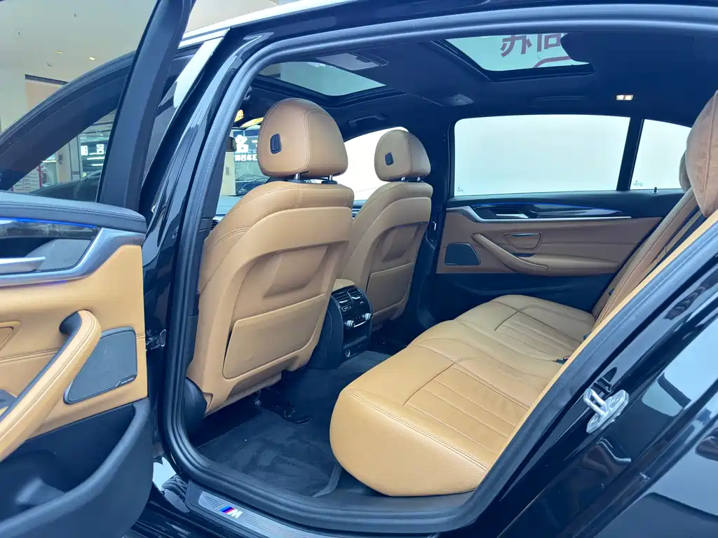 BMW 5 Series 2018 — фото 9