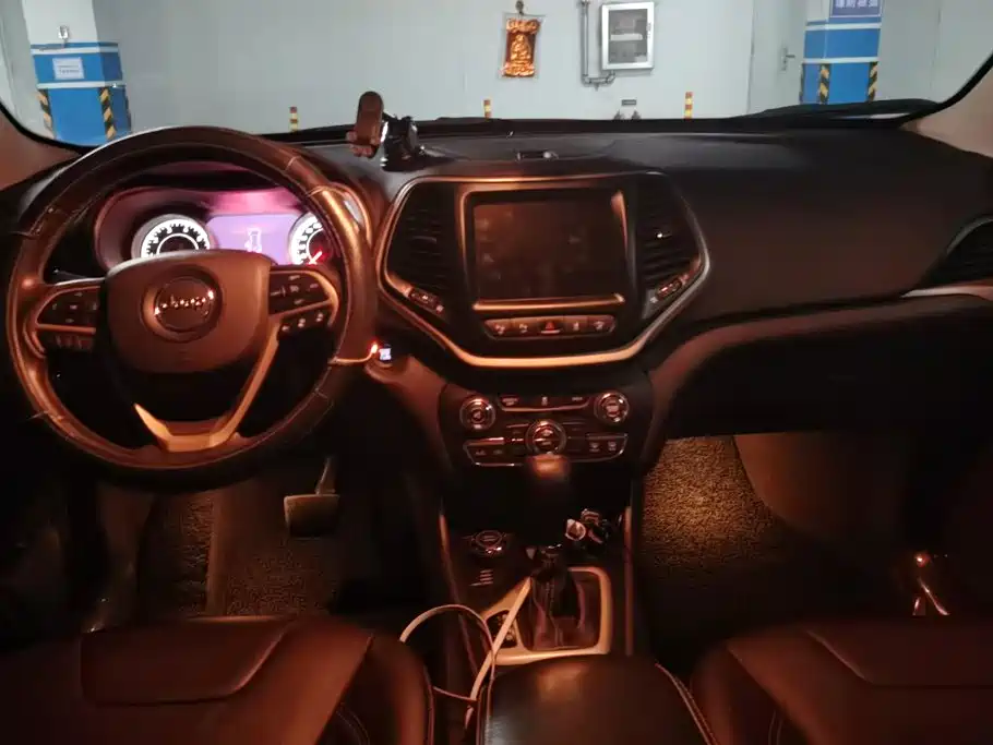 Jeep Cherokee 2015 — фото 12