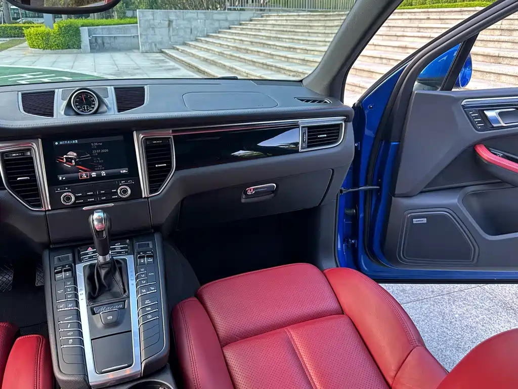 Porsche Macan 2017 — фото 16