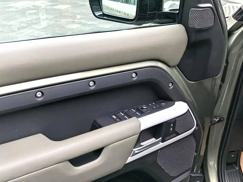 Land Rover Defender 2021 — фото 13