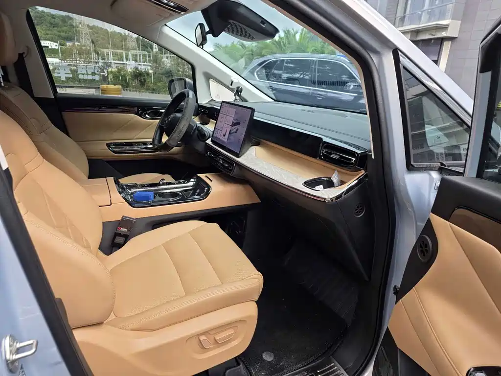 GAC Trumpchi E8 PHEV 2024 — фото 15