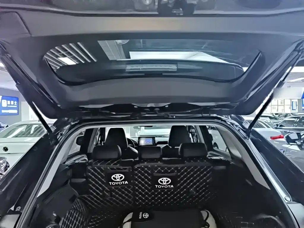 Toyota RAV4 2022 — фото 19