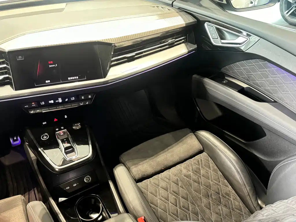 Audi Q4 e-tron 2023 — фото 12