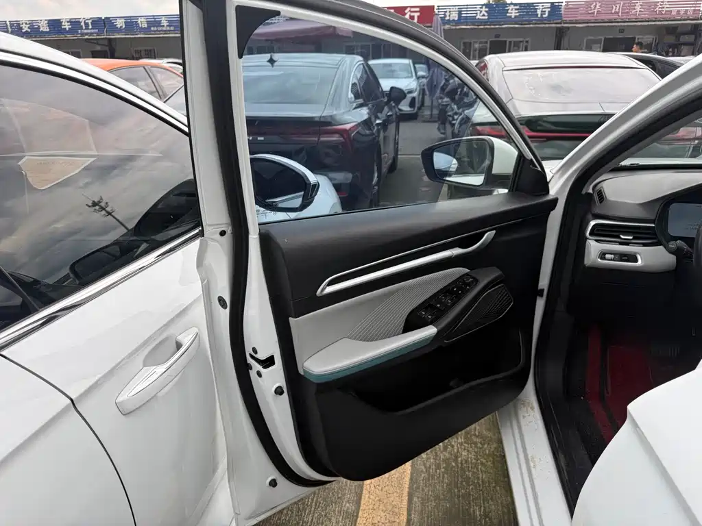 Geely Emgrand 2023